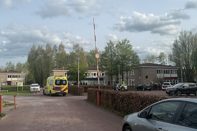 Veel politie en twee ambulances bij azc in Dronten na vechtpartij