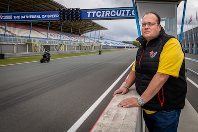 Sebastiaan is ‘gewoon’ weer op de TT, maar dit jaar zullen zijn vrienden nog iets beter op hem lette