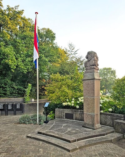 Vlag wordt gehesen bij oorlogsmonument Wijhe vanwege 15 augustus-herdenking
