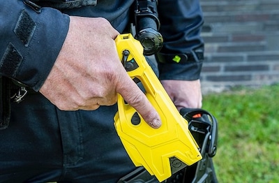 Man sloopt auto in Harderwijk en wordt onder dreiging van taser aangehouden