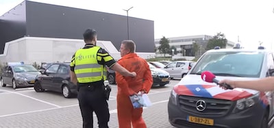 Toneelstuk met Henrie Kamps in Amerikaanse gevangenenoverall eindigt bij de politierechter