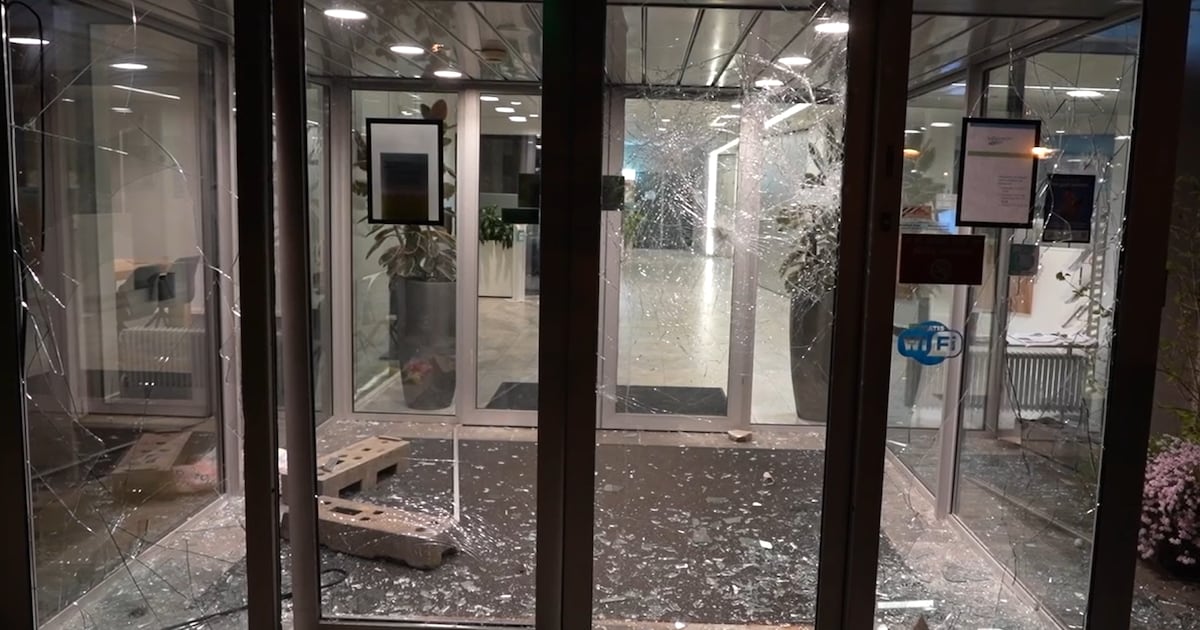 Groep van vijftig relschoppers vernielt gemeentehuis in Loosdrecht, man (34) uit Ermelo opgepakt