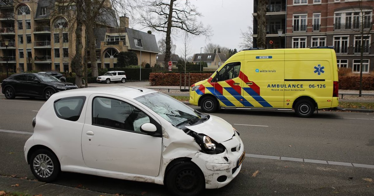 Schade bij botsing tussen twee auto's op de Loolaan in Apeldoorn