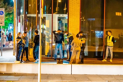 Opnieuw onrustig in centrum Apeldoorn: jongeren steken zwaar vuurwerk af, politie stuurt ze weg