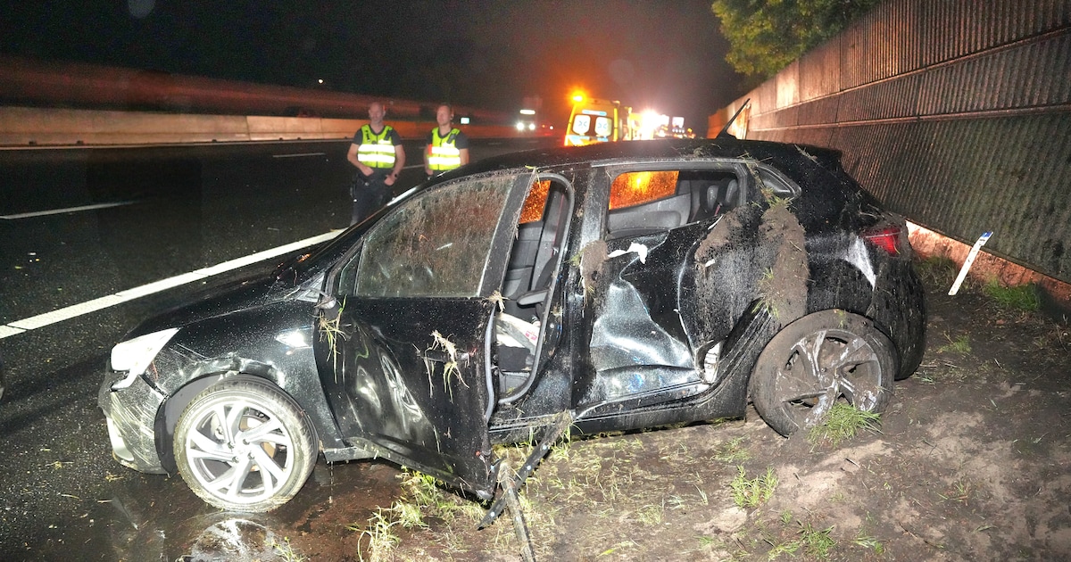 Auto van de weg door hevige regenval op A28 bij Staphorst