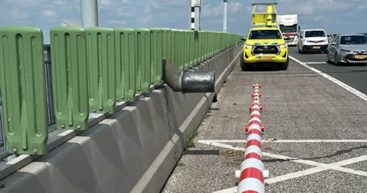 Automobilisten hebben geen zin om te wachten op storing en schroeven zelf slagboom los op Ketelbrug