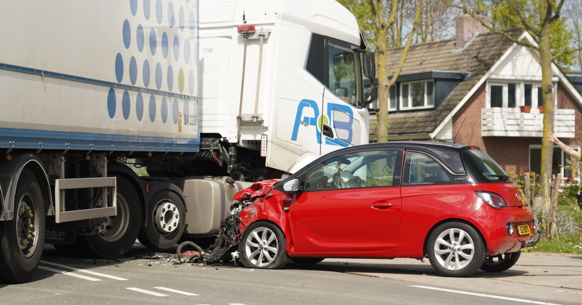 Vrouw gewond bij botsing tussen auto en vrachtwagen in Zeewolde