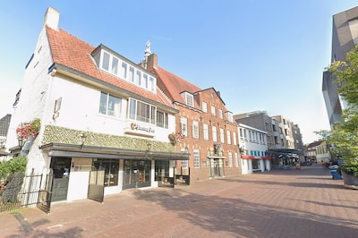 Veel drank, vervelende opmerking naar twee meiden, rode verf in gezicht en een mes veranderen verjaa