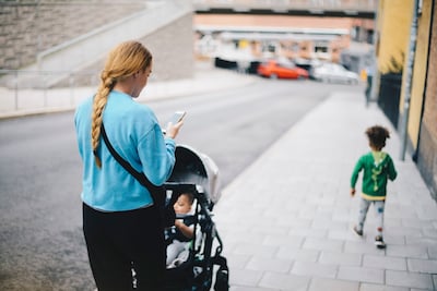 Gedekt door een sterke wietlucht slaat hij op de billen van de jonge moeder