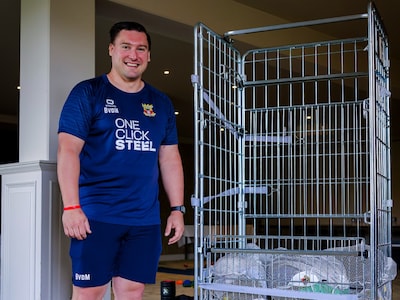 Met twee busjes vol zorgt de materiaalman van Go Ahead Eagles dat alles in Genk goed geregeld is