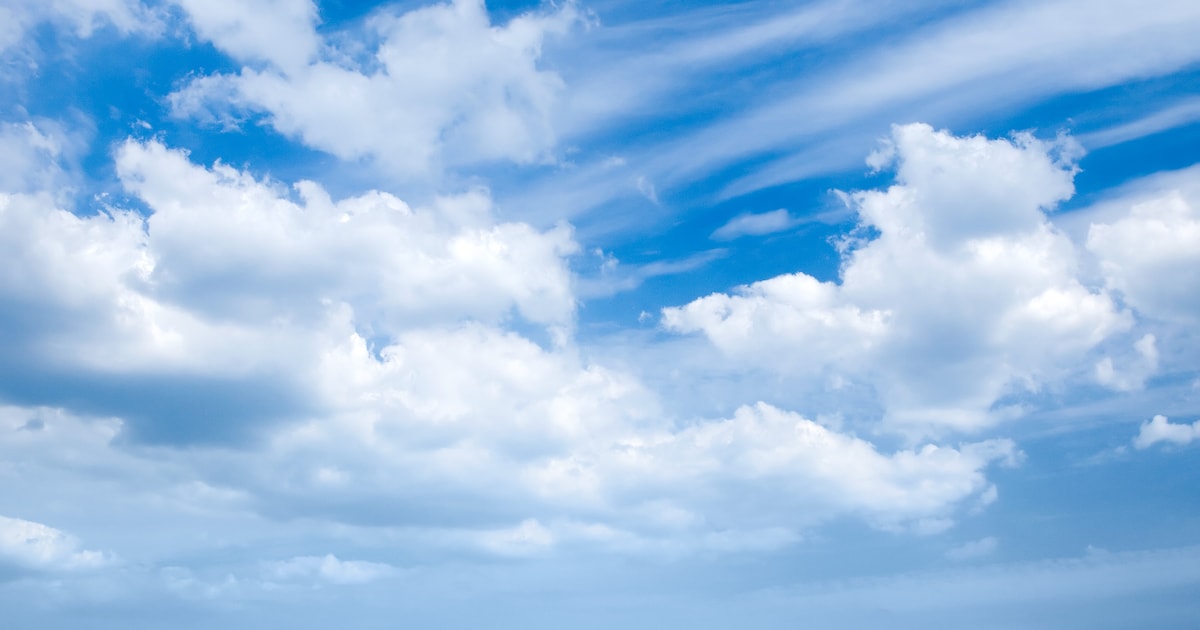 Geregeld zon, maar ook enkele wolken in Noordoostpolder in de ochtend
