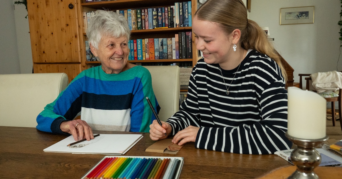 Oma Happy (80) en Sofie (15) zijn vaak samen: ‘Ik vind het fijn dat ik altijd een knuffel kan komen 