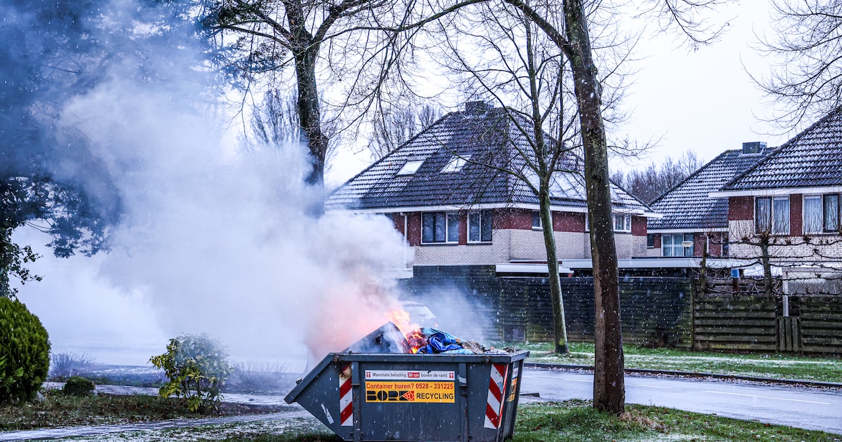 Veel rook door brandende bouwcontainer in Klazienaveen