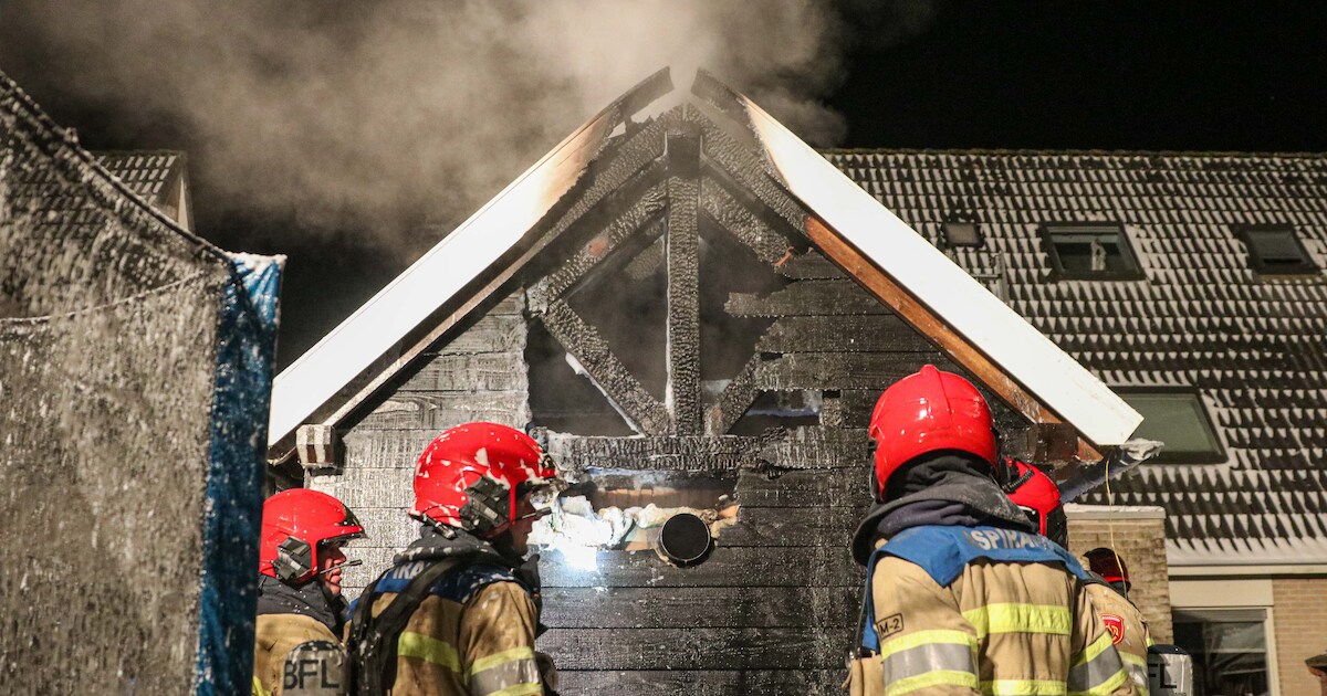 Houtkachel zorgt voor schuurbrand in Tollebeek, brandweer voorkomt overslaan op woningen