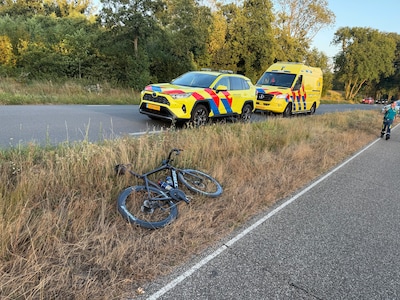 Wielrenners komen ten val op N301 bij Zwartebroek, één persoon gewond