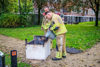 Jongeren steken houten kast in brand bij speelveld in Schuilenburg