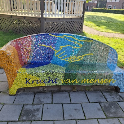 Dit is niet zomaar een bankje in Hoevelaken, hier zit een gedachte achter