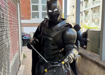 Mysterieuze Batman deelt gratis benzine uit en betaalt parkeerboetes bij ziekenhuizen