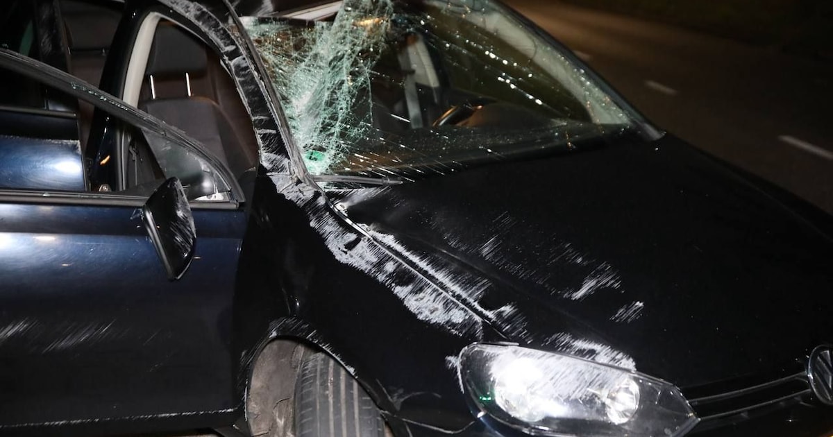 Veel brokstukken en flinke schade na aanrijding tussen drie auto’s.