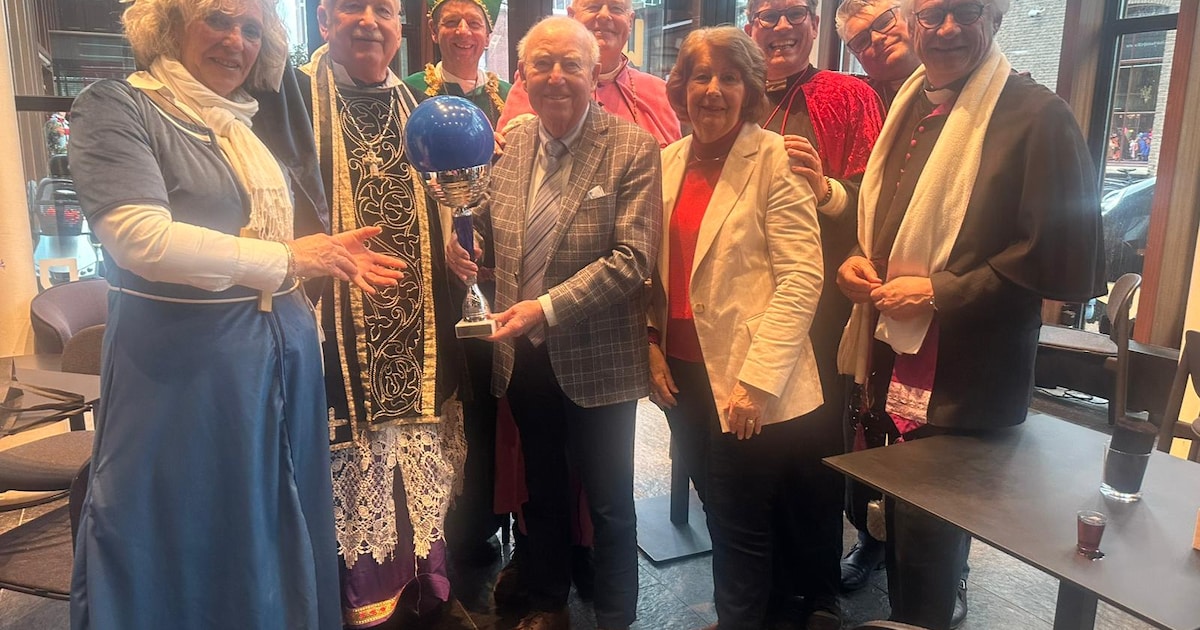 OZB reikt Zwolse Blauwe Bal uit aan Jan Drost