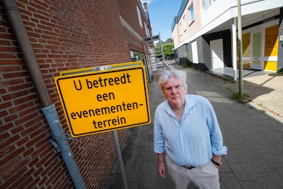 Ben loopt langs een bord in Epe, duikt in de regels en begint een petitie tegen de papierwinkel