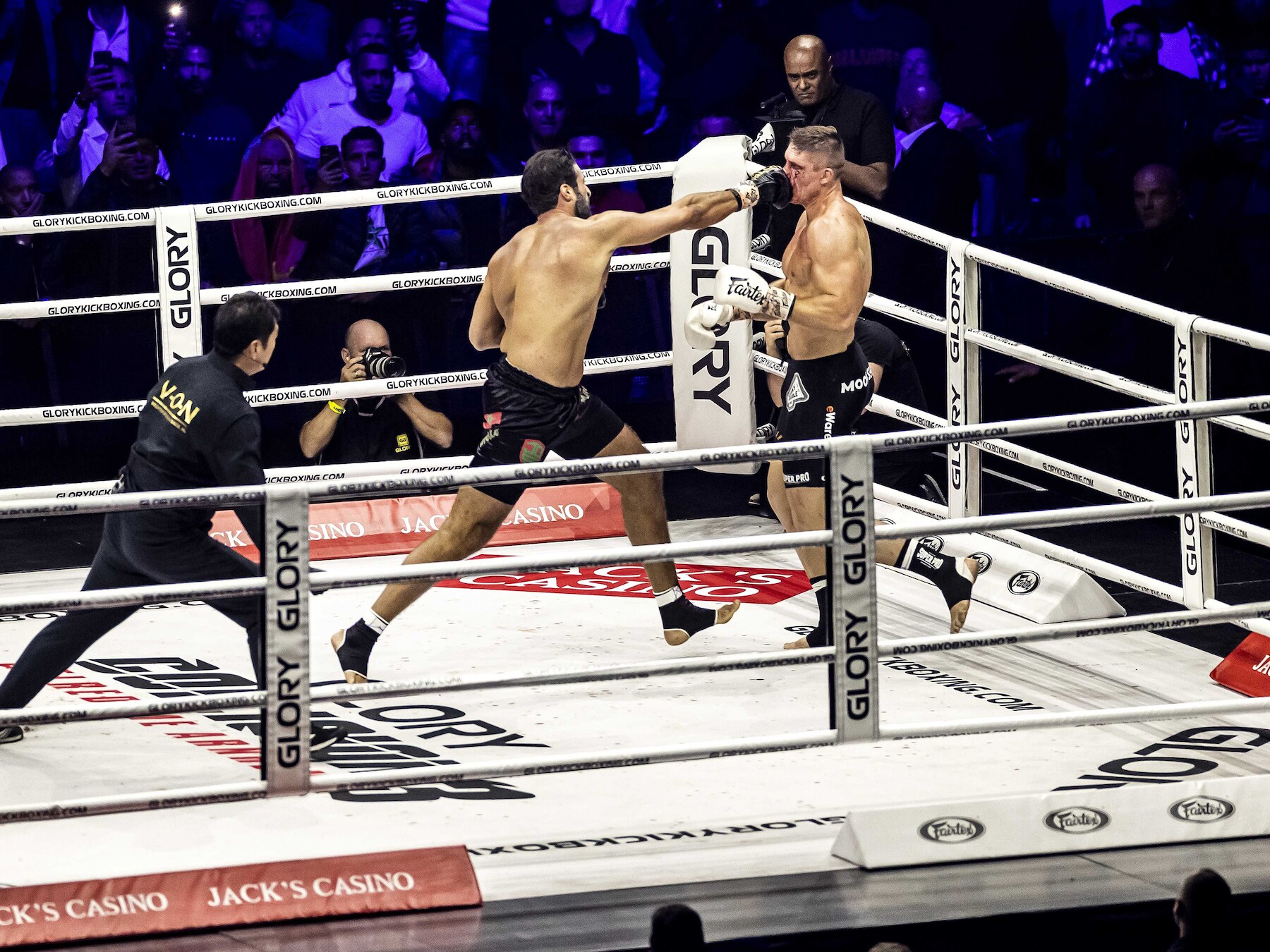 Contant geld verboden en sponsoren onderzocht: Almere legt bij vechtsportwedstrijden strenge regels op