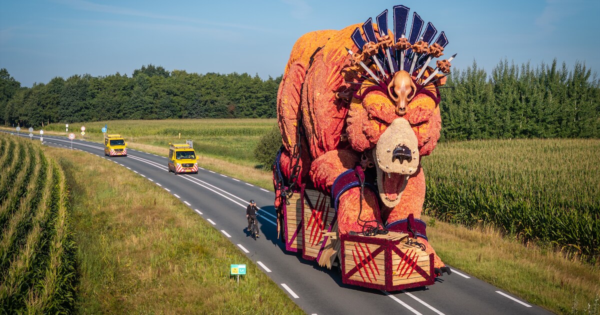 Drinkpauze tijdens corso Sint Jansklooster in verband met warmte