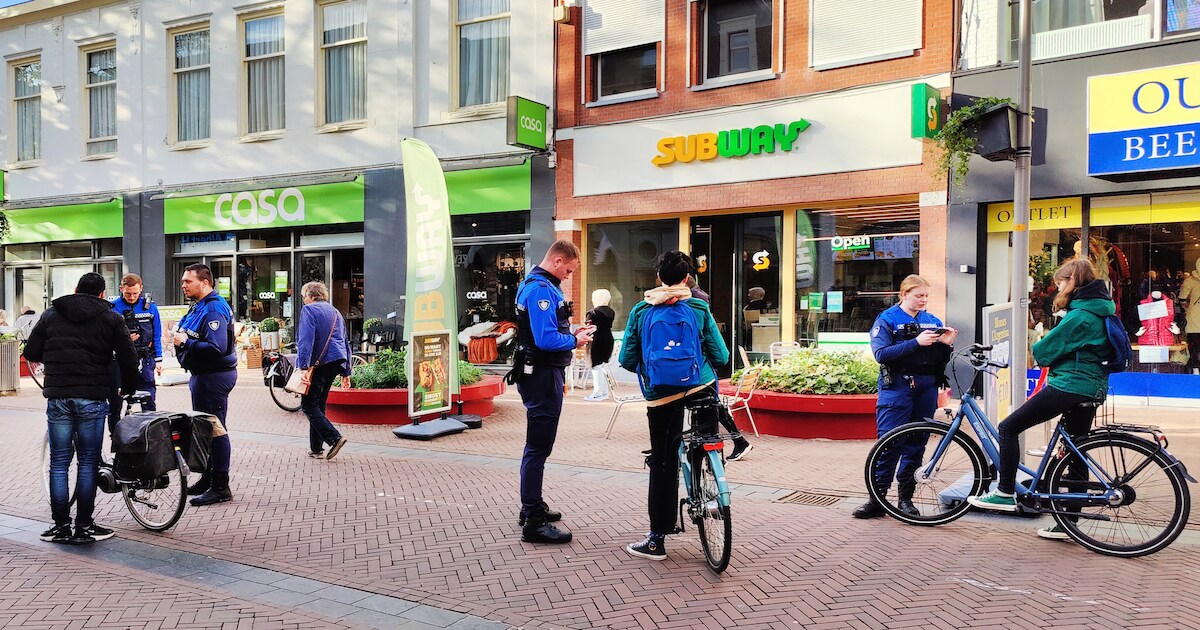 Lezers over ‘fietsterreur’ in centrum van Apeldoorn: ‘Laat op groot ...