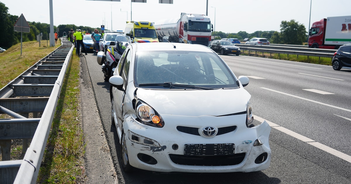 Ongeval met meerdere auto’s bij Zwolle leidt tot fikse vertraging op A28.