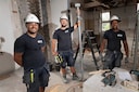 Van links af Dominic Gomez, Bryan Kraag en Helyjah de Sousa. Ze bouwen al lerend hun eigen woning.