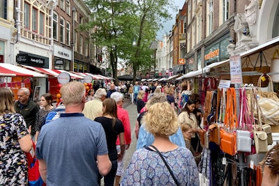 Koopjes scoren bij ruim 200 kramen: alles over de Blauwvingerdagen 2026 in Zwolle