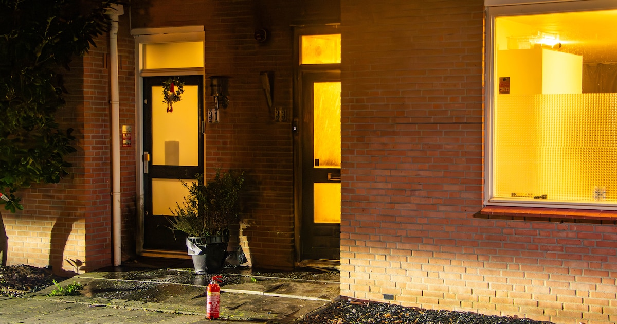 Voordeur van woning in Almere beschadigd na explosie