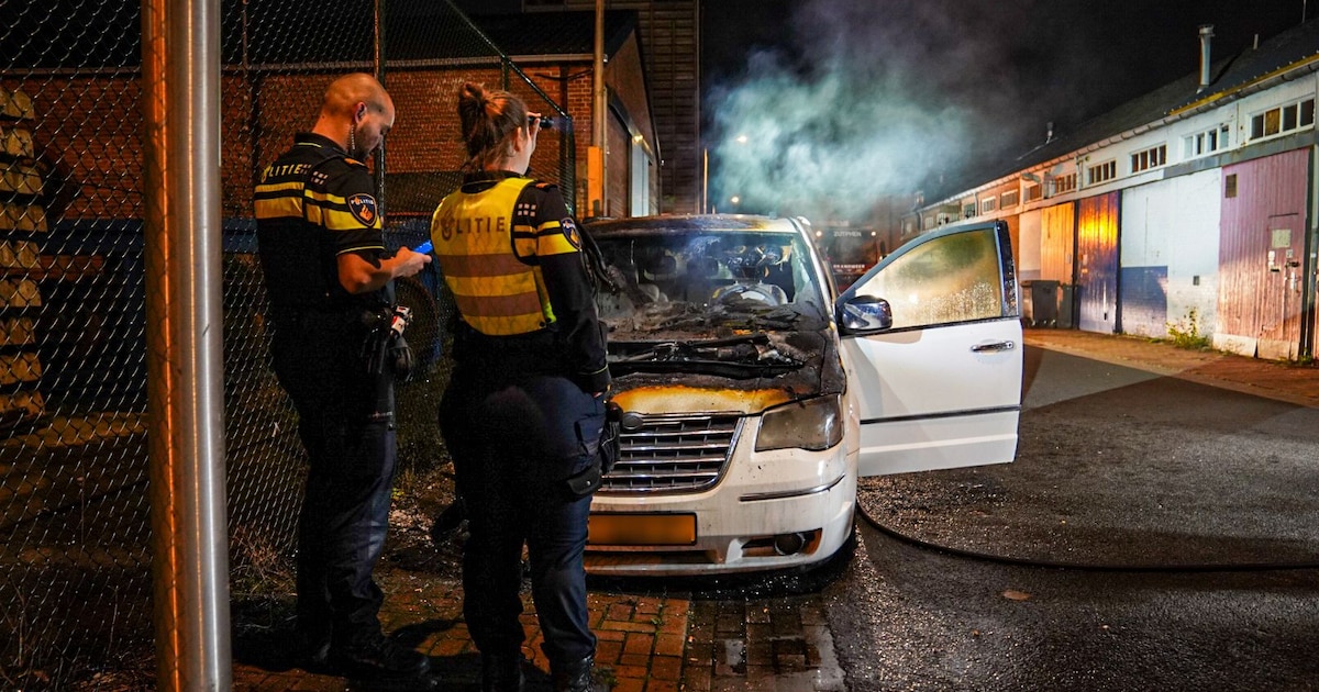 Auto brandt volledig uit in Zutphen