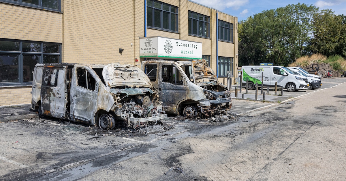 Twee bestelbusjes uitgebrand voor bedrijfspand aan Talingweg in Lelystad