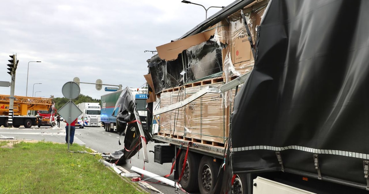 Vrachtwagen schuurt langs mobiele hijskraan in Oldenzaal: schade aan lading zonnepanelen
