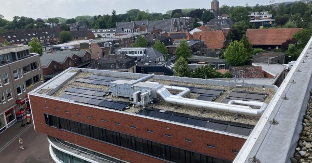 Gemeentehuis Hof van Twente is toe aan nieuw dak: ‘Vervanging kan niet langer worden uitgesteld’