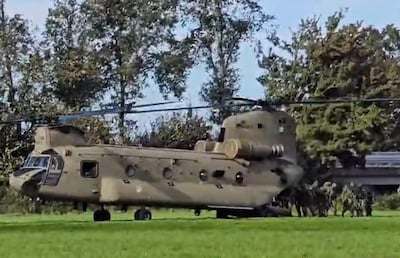 Grote oefening met landende helikopter brengt tientallen toeschouwers op de been in Barneveld