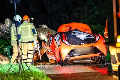 Vrouw (25) overleden nadat boom op auto valt; deel van dak DHL in Zwolle ingestort door noodweer