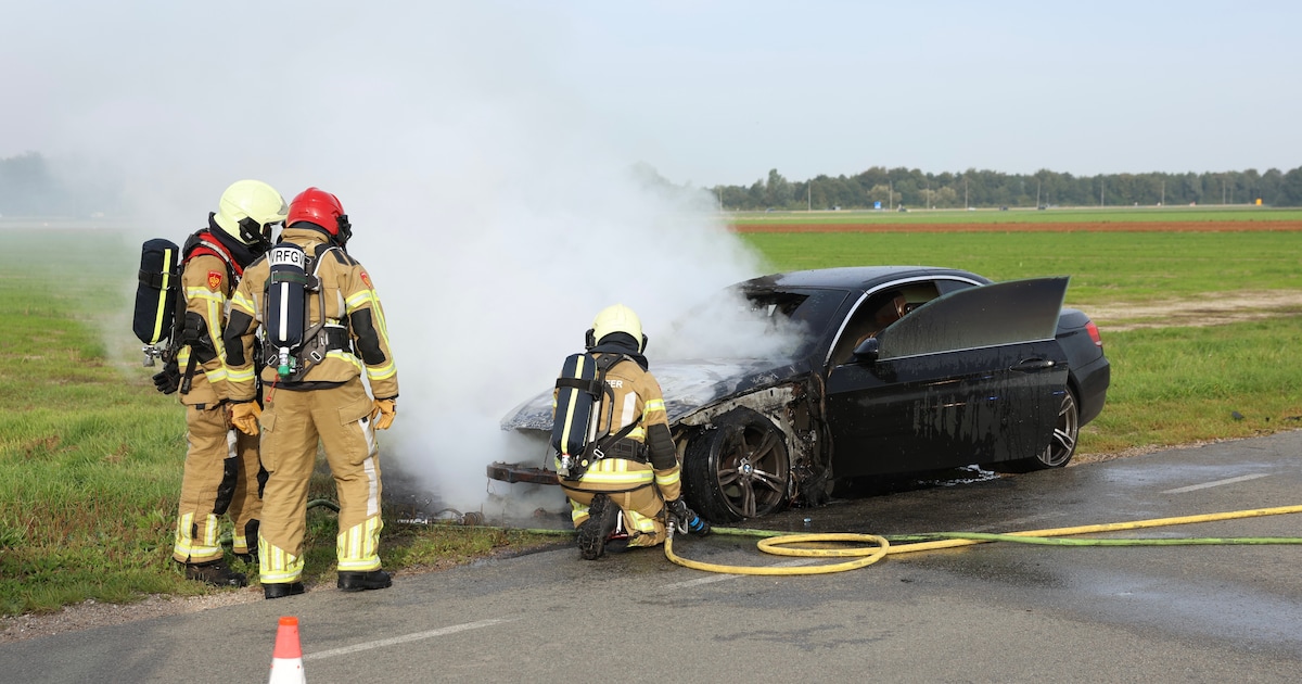 Rijdende auto vat vlam in Bant, bestuurder ontsnapt op tijd