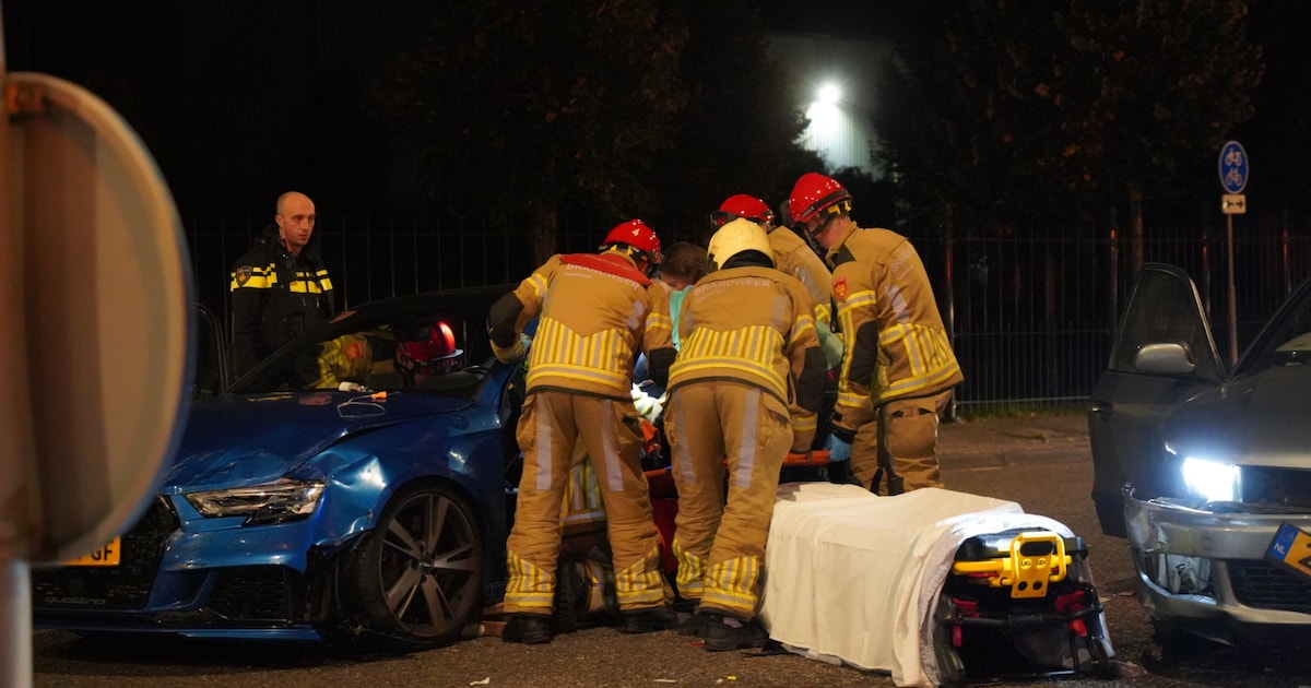 Inzittende uit auto bevrijd na ongeluk in Zwolle