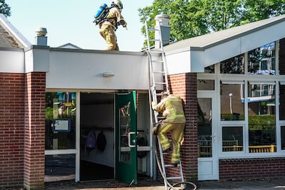 Basisschool aan Derksweg in Klazienaveen ontruimd vanwege brand op het dak