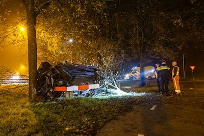 Automobilist vliegt met voertuig tegen boom bij Haarle, twee gewonden