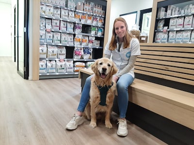 Kim (33) schoolde om tot dierenartsassistent: ‘Gebitten maken me heel blij’