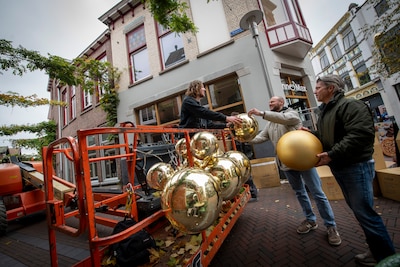 Gouden kerstballen als symbool voor verandering in Apeldoornse binnenstad: ‘Komt iets moois op gang’
