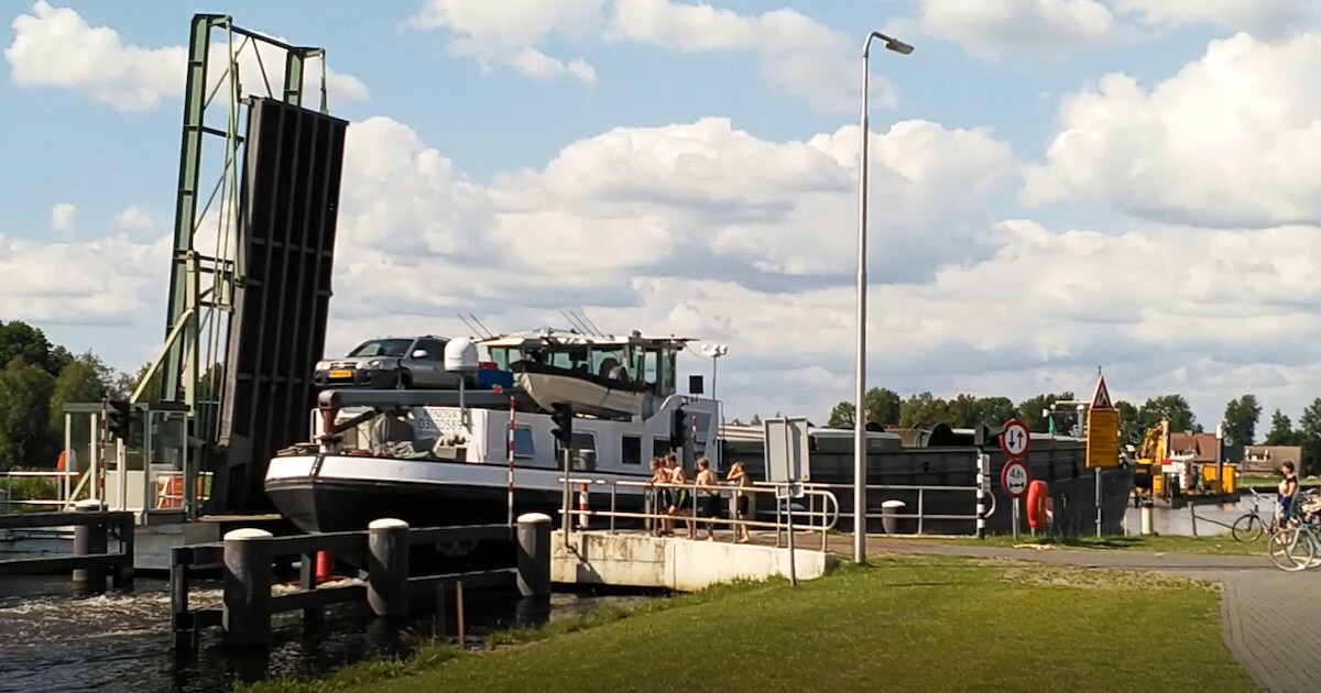 Zie hier hoe het grote schip van Geert een klein bruggetje passeert tussen Gramsbergen en Hardenberg