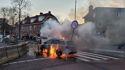 Auto vliegt in brand op het Mosplein in Amsterdam