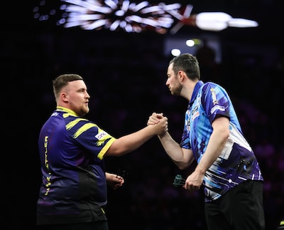 LIVE Premier League Darts | Welke Luke wint de Premier League? Littler pakt voorsprong op Humphries in duel om dik 400.000 euro