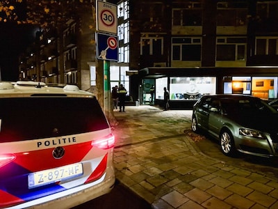 Twee harde knallen bij kapperszaak in Almelo: ruit gesneuveld, bewoners appartementen uit woning