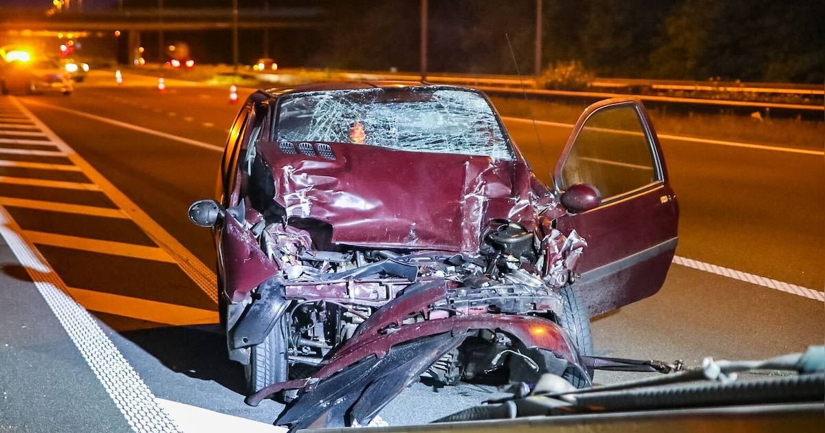 Man stapt na botsing zonder noemenswaardig letsel uit autowrak.