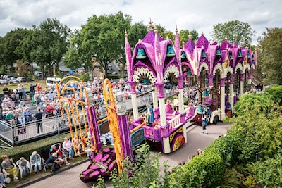 Honderdduizenden dahlia’s, een enorme kathedraal en een held op een lantaarnpaal: zo kleurrijk is he
